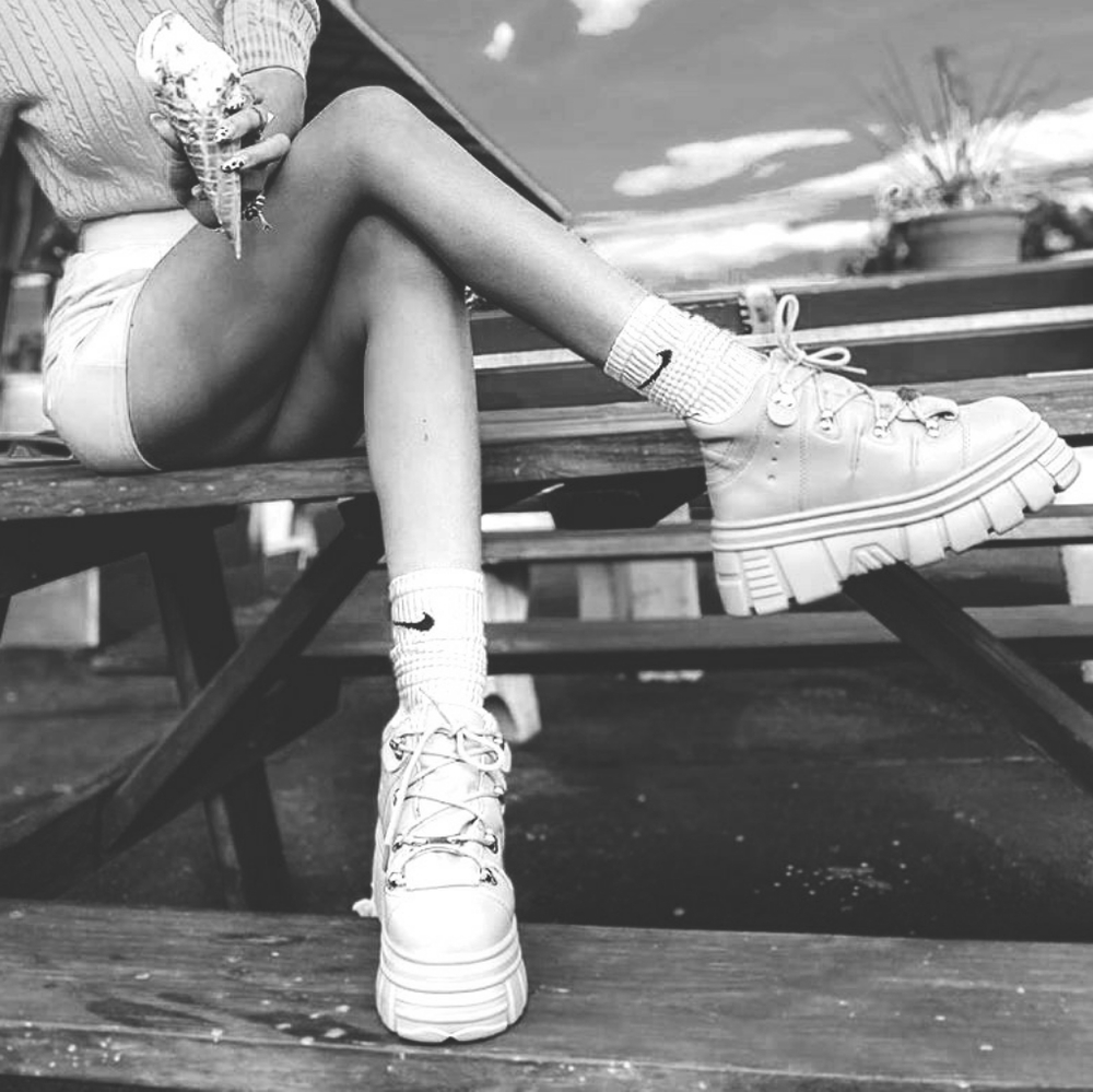 𝙇𝙖𝙨𝙩 𝙎𝙞𝙯 5.5 🖤Moon Walk Lace-Up Platform - Picture 5 of 9